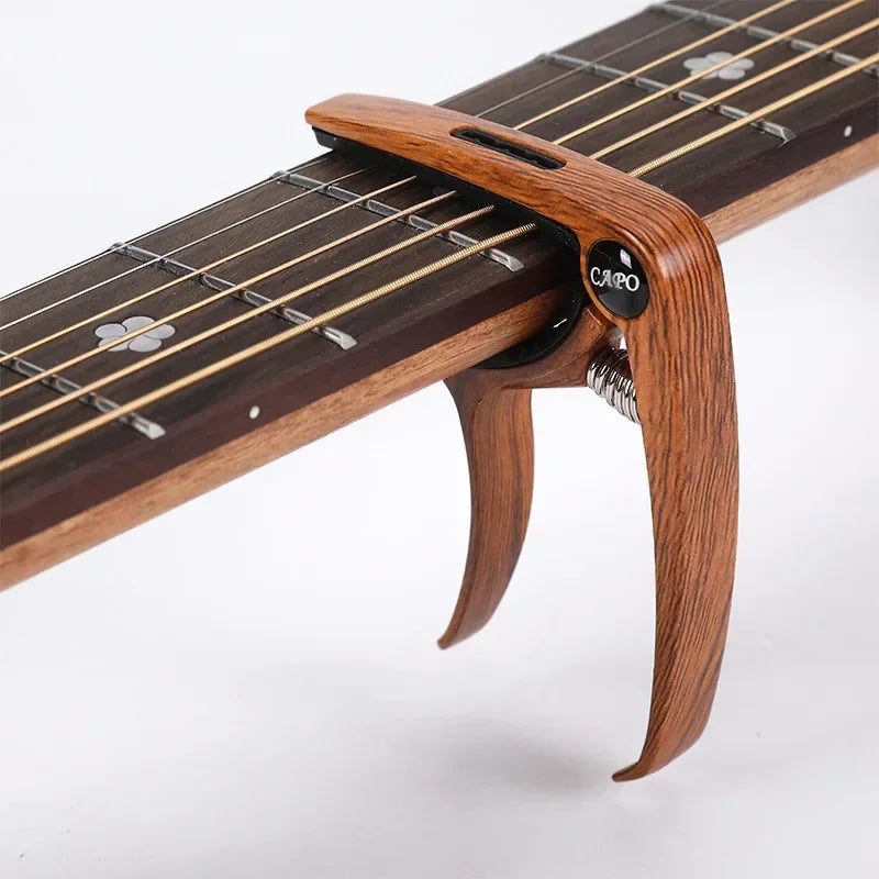 Excelente clipe de ajuste de capotraste de guitarra de metal para guitarras acústicas, elétricas, baixo, ukulele com suporte para palhetas, 1 peça